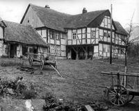 Hier ist ein Foto des ehemaligen behlingschen Ritterhofes zu sehen. Die Aufnahme entstand um das Jahr 1925. Neben dem Wohnhaus sind auch noch Teile der Wirtschaftsgebäude erkennbar. 1928 erfolgte die Verlegung des hier angesiedelten Wirtschaftsbetriebs in die neuerrichtete, schloßartige Anlage Gut Sonnenberg.